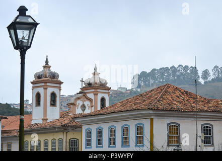 Luminária de poste público em rua de Ouro Preto. Banque D'Images