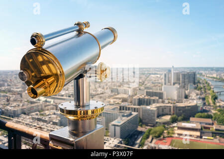 Coin operated touristiques télescope sur Tour Eiffel Paris Banque D'Images