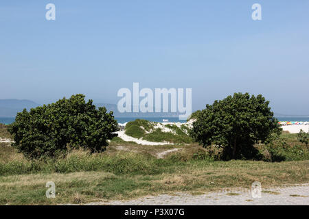 Vista da Praia do Forte, pas de Centro de Cabo Frio, um dos principais pontos turísticos de Cabo Frio, na Região dos Lagos, pas de Rio de Janeiro. Banque D'Images