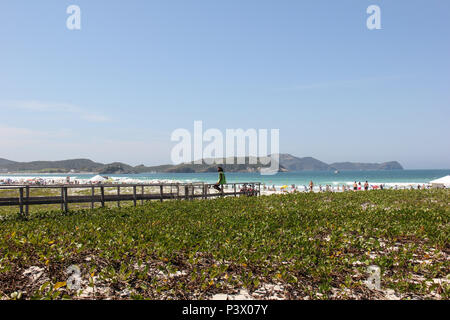 Vista da Praia do Forte, pas de Centro de Cabo Frio, um dos principais pontos turísticos de Cabo Frio, na Região dos Lagos, pas de Rio de Janeiro. A Praia do Forte recebe este nome por conta do Forte São Mateus, de 1618. Praia Esta é cercada de Dunas de areias brancas e finas e vegetação de restinga. Banque D'Images