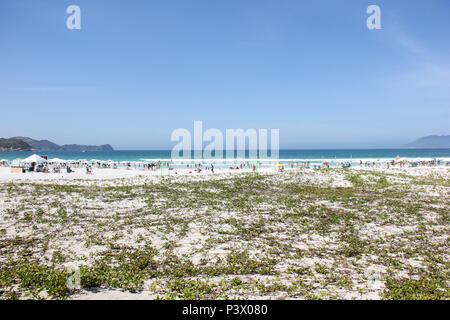 Vista da Praia do Forte, pas de Centro de Cabo Frio, um dos principais pontos turísticos de Cabo Frio, na Região dos Lagos, pas de Rio de Janeiro. A Praia do Forte recebe este nome por conta do Forte São Mateus, de 1618. Praia Esta é cercada de Dunas de areias brancas e finas e vegetação de restinga. Banque D'Images