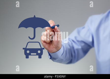 Businessman dessin à la main un parapluie au-dessus d'un concept de voiture familiale pour l'assurance automobile, de la protection, de la sécurité et des finances Banque D'Images