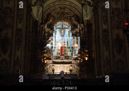 Pas d'autel-mor, abaixo do crucifixo, un Virgem n Carmelo, Santa Teresa D'Ávila e Santa Merrenciana (avó de Maria, segundo o Proto-Evangelho de São Tiago), com Santa Ana e un Virgem Maria nos bras. Vista de détails artísticos, arquitetônicos religiosos e da Igreja da Ordem Terceira do Carmo, na Rua Primeiro de Março (Antiga Rua Direita) no Centro do Rio. Banque D'Images