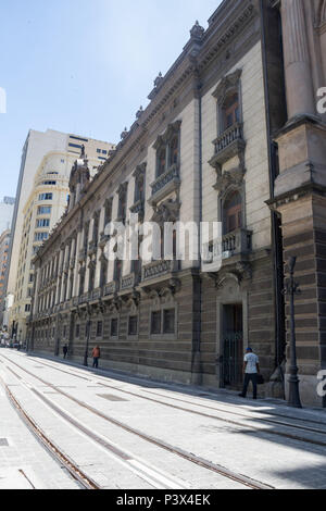 Un área externa da igreja ocupa um trecho na esquina das Ruas Primeiro de Março e Sete de Setembro. Un fachada é rica em détails arquitetônicos e sua torre Chama atenção à distância. Vista de détails artísticos e arquitetônicos da Igreja de Nossa Senhora do Carmo, une Antiga Sé. Le foram celebradas cerimônias na igreja importantes para a história do Brasil, como un sagração dos imperadores Dom Pedro I e Dom Pedro II e também o casamento da Princesa Isabel com o Conde d'ue. Dom João VI designou un igreja de Côme Capela Real Portuguesa e depois como Catedral do Rio de Janeiro, mantida até 1976 no local. Banque D'Images