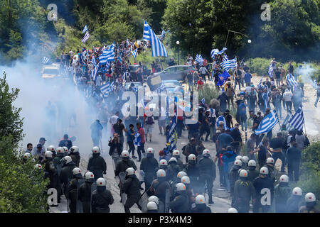 Pisoderi -Grèce, le 17 juillet 2018:les manifestants tenant des drapeaux grecs en conflit avec la police anti-émeute au cours d'une manifestation comme les ministres des affaires étrangères de Grèce et Macedoni Banque D'Images