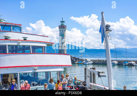 Le Lac de Constance à Lindau, en Bavière, Allemagne - Scène sur un bateau d'excursion qui est arrivé à l'embarcadère. Banque D'Images