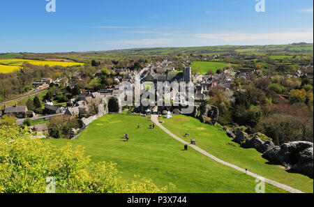 Village de Corfe dans le Dorset, en Angleterre, avec entrée à Corfe Castle en premier plan Banque D'Images