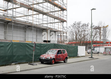 Berlin, Allemagne, carcasse de voiture en face d'un chantier de construction à l'Ostbahnhof à Berlin-Mitte Banque D'Images