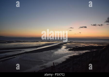 Rive ouest, Llandudno, pays de Galles du Nord, Royaume-Uni - coucher de soleil d'hiver, vues sur Anglesey en arrière-plan Banque D'Images