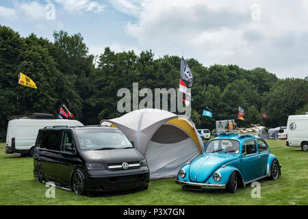 Camping-car Volkswagen T5 et à l'Insecte Dubs sur le show de Wye, juin 2018. Banque D'Images