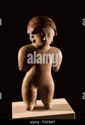 FIGURA FEMENINA ANTROPOMORFA EN TERRACOTA 800 A 500 AC-INCA-CULTURA CHORRERA DE LA PROVINCIA DE MANIBI EN ÉQUATEUR - CERAMICA 30,3 CM ALTURA. Emplacement : MUSEO DEL BANCO CENTRAL, QUITO, ÉQUATEUR. Banque D'Images