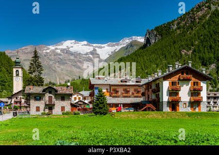 Vue d'été de Gressoney La Trinité, vallée d'aoste, Italie avec le Mont Rose en arrière-plan Banque D'Images
