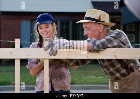 Titre original : renversée. Titre en anglais : renversée. Film Réalisateur : Rob Reiner. Année : 2010. Stars : John Mahoney ; MADELINE CARROLL. Credit : Castle Rock Entertainment / VERRE, BEN / Album Banque D'Images