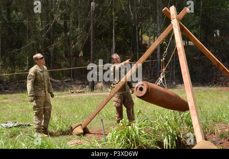 SCHOFIELD BARRACKS, Virginia- membres de l'équipe de l'EOD 716th Co., 303e Bataillon de NEM, 8e Brigade de police militaire, 8ème commande Soutien Théâtre, ascenseur, une bombe à l'aide d'un système de poulies après désamorçage il Army-Pacific aux États-Unis au cours de l'équipe de neutralisation de l'année, du 11 au 15 juillet. (U.S. Photo de l'armée par le sergent. Taresha Hill, 8e Brigade de police militaire, des affaires publiques de la 8e commande de soutien du théâtre) Banque D'Images