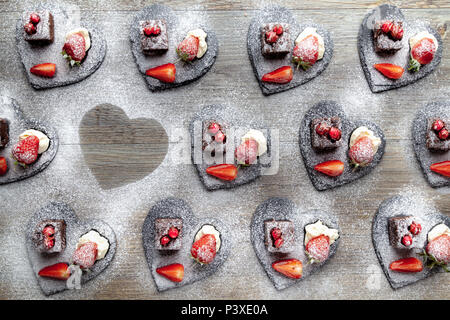 Brownie Fraise et hors d'oeuvres sur les plaques en forme de coeur Banque D'Images