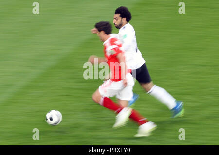 Mohamed Salah de l'Egypte (à droite) lors de la Coupe du Monde 2018, Groupe d'un match au stade de Saint-Pétersbourg. Banque D'Images