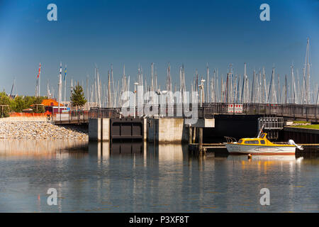 Brücke am Yachthafen zur Halbinsel Steinwarder, Heiligenhafen, Allemagne,Europa Banque D'Images