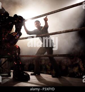 Film Original Title : REAL STEEL. Titre en anglais : REAL STEEL. Directeur de film : SHAWN LEVY. Année : 2011. Stars : Hugh Jackman. Credit : Dreamworks SKG / Album Banque D'Images