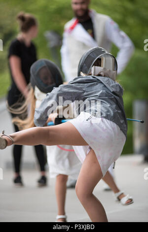 CLUJ, Roumanie - 17 juin 2018 : les jeunes filles et la pratique de l'escrime à l'épée au cours de la fête sportive Banque D'Images