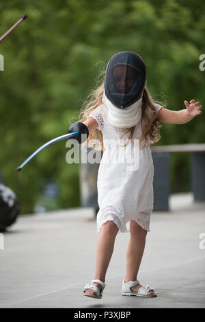 CLUJ, Roumanie - 17 juin 2018 : les jeunes filles et la pratique de l'escrime à l'épée au cours de la fête sportive Banque D'Images