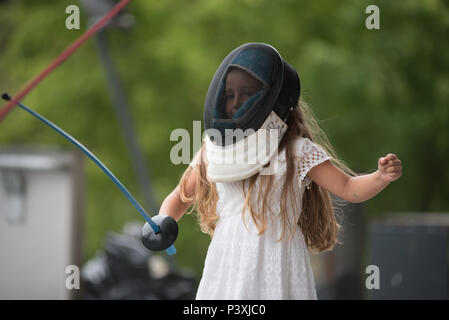 CLUJ, Roumanie - 17 juin 2018 : les jeunes filles et la pratique de l'escrime à l'épée au cours de la fête sportive Banque D'Images