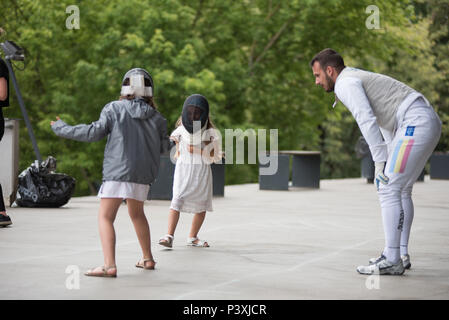 CLUJ, Roumanie - 17 juin 2018 : les jeunes filles et la pratique de l'escrime à l'épée au cours de la fête sportive Banque D'Images