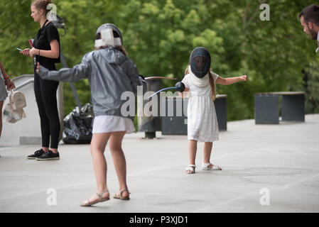 CLUJ, Roumanie - 17 juin 2018 : les jeunes filles et la pratique de l'escrime à l'épée au cours de la fête sportive Banque D'Images