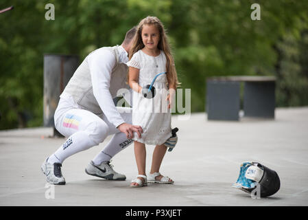 CLUJ, Roumanie - 17 juin 2018 : le tireur jeune fille de l'apprentissage et la pratique de l'escrime à l'épée au cours de la fête sportive Banque D'Images