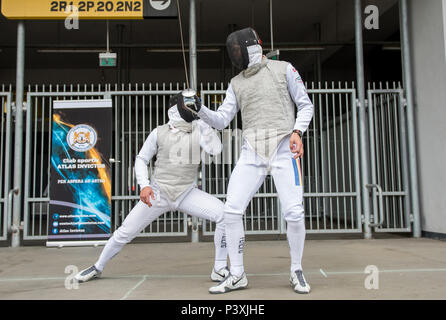 CLUJ, Roumanie - 17 juin 2018 : l'escrime et les escrimeurs pratiquant avec épée pendant le Festival du sport Banque D'Images