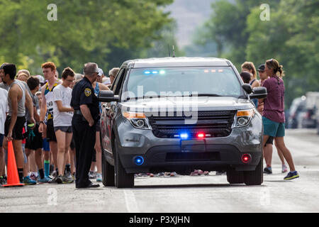 Voiture de police mène les coureurs de 5K et 10K Course à pied ; Fibark ; festival annuel Salida Colorado ; USA ; Banque D'Images