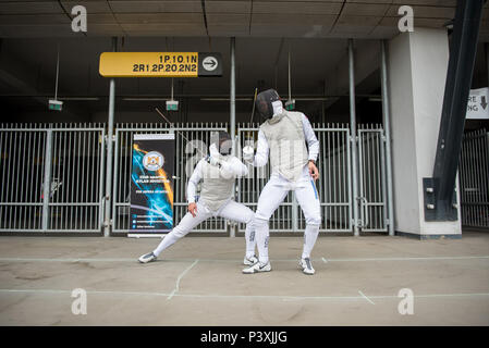 CLUJ, Roumanie - 17 juin 2018 : l'escrime et les escrimeurs pratiquant avec épée pendant le Festival du sport Banque D'Images