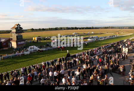 Le gardien de nuit monté par John Egan (à gauche) remporte les enjeux de jeune fille de Juin à Beverley Racecourse. Banque D'Images