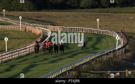 Le gardien de nuit monté par John Egan (troisième à droite) continue de gagner les enjeux de jeune fille Juin à Beverley Racecourse. Banque D'Images