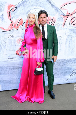 Tamara Beckwith et Giorgio Veroni participant à la Summer Party de la Serpentine 2018 tenue à la Serpentine Pavilion galeries, des jardins de Kensington, Londres. Banque D'Images