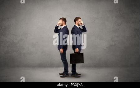 Jeune homme d'affaires en conflit de choisir entre deux directions Banque D'Images