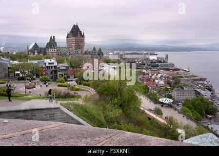 Une vue sur la vieille ville de Québec, Canada, à partir de la citadelle, montrant le Château Frontenac (centre) et le St Laurent Banque D'Images