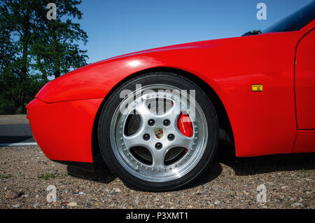 Minsk, Belarus - 26 mai 2018 : roue de voiture Porsche 944 Turbo avec logo et conception de marque Banque D'Images