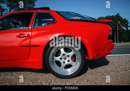 Minsk, Belarus - 26 mai 2018 : roue de voiture Porsche 944 Turbo avec logo et conception de marque Banque D'Images