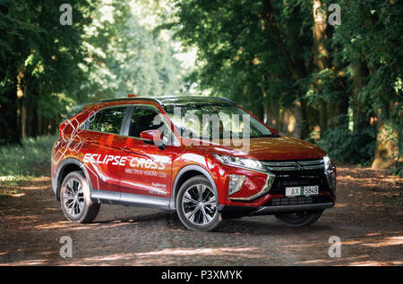 Kosava, Bélarus - juin 7, 2017 : nouvelle Mitsubishi Eclipse 2018 Cross en forêt verte Banque D'Images