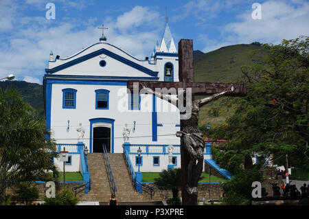 Escultura de Lata Cruz e Cristo do Artista Gilmar Pinna e local Igreja Matriz Nossa Senhora da Ajuda e Bom Sucesso de Ilhabela, litoral norte de São Paulo. Banque D'Images