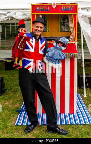 Mark 'Marco's Magic' Seymour A Childrens Entertainer pose pour une photo à La Grande Fête annuelle Hurstwood, Sussex, UK Banque D'Images