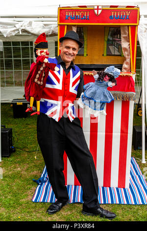 Mark 'Marco's Magic' Seymour A Childrens Entertainer pose pour une photo à La Grande Fête annuelle Hurstwood, Sussex, UK Banque D'Images