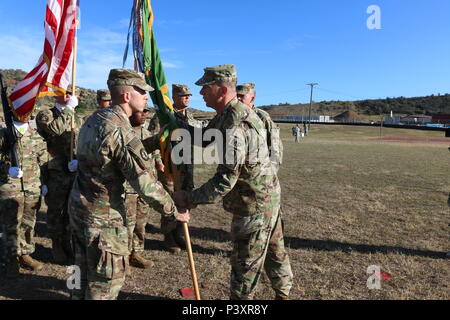 Le Lieutenant-colonel de l'armée américaine Andrew Deaton reçoit le 525e bataillon de police militaire de la détention La détention conjointe guidon commandant de groupe, le colonel de l'armée américaine Gabavics Stephen, au cours de la passation de commandement du bataillon, le 13 juillet sur la base navale américaine de Guantanamo, à Cuba, à Bulkeley Champ. (Photo prise par le sergent de l'armée américaine. Sarah Kirby // libéré) Banque D'Images