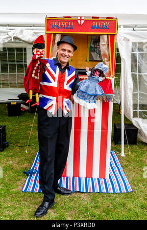 Mark 'Marco's Magic' Seymour A Childrens Entertainer pose pour une photo à La Grande Fête annuelle Hurstwood, Sussex, UK Banque D'Images