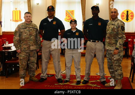 Le Sgt. Le Major Tom Jarret (extrême gauche) et commande le Sgt. Le Major Carlos Gonzales-Pabon (à droite) posent pour une photo de groupe avec les soldats du 210th Field Artillery Brigade, 2e Division d'infanterie/ ROK-U.S. La Division combinés. Les soldats ont été présentés la 2e Division d'infanterie, sous-chef d'état-major C4 de l'excellence de soutien pour son service exceptionnel et de service dans leur position en tant que spécialistes du service alimentaire au Thunder Inn Salle à manger. Banque D'Images