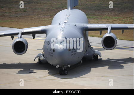 Un U.S. Air Force C-17 Globemaster III des taxis pour l'arrivée le 22 juillet 2016, la base aérienne d'Incirlik en Turquie. En raison d'une perte prolongée de la puissance commerciale à la base, des fournitures, y compris la nourriture, l'eau et de carburant ont été livrés à soutenir ici missions de Incirlik. (U.S. Air Force photo par un membre de la 1re classe Devin M. Rumbaugh) Banque D'Images