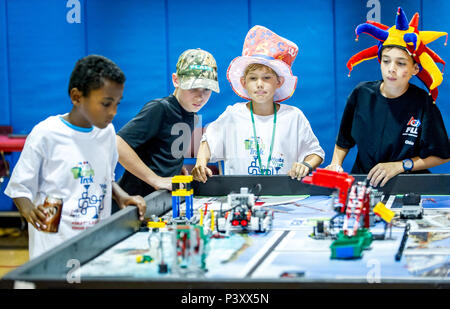 De gauche à droite, Samson Scheie, 12, Brendan Marx, 12 Samuel Snowden, 9, et 11, Yoeder Joeseph, [cq] tester son robot avant la compétition dans un tournoi à First LEGO League DoD's Starbase bâtiment près de la Air Force Research Laboratory à Wright Patterson Air Force Base à Dayton, Ohio, Juillet 22, 2016. L'Armée de l'air des bureaux d'extension de la tige avec le First LEGO League, qui enseigne aux jeunes étudiants comment construire et programmer un robot fait de Legos, non seulement d'appuyer l'éducation de la tige, mais aussi de sensibiliser les jeunes esprits technique au courant des possibilités de poursuivre la science dans l'US Air Force. (U.S. Air Fo Banque D'Images