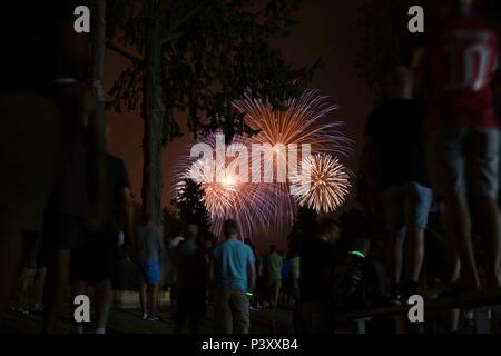 Le personnel affecté à la base aérienne d'Incirlik, en Turquie, regarder les feux d'artifice s'éteindre lors d'une célébration de la fête de l'indépendance le 4 juillet 2016, à Arkadas Park. Plusieurs organismes privés à la base a accueilli l'événement avec de la nourriture, des festivités et des feux d'artifice. (U.S. Air Force photo par un membre de la 1re classe Devin M. Rumbaugh/libérés) Banque D'Images