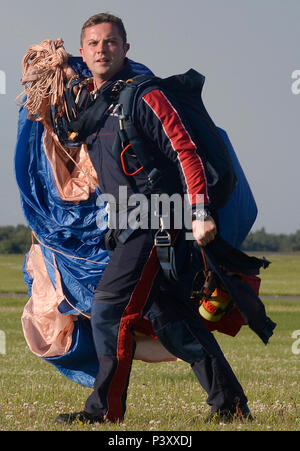 Membre de la Royal Air Force Falcons parachute display team porte son parachute après un saut à RAF Lakenheath, Angleterre, le 2 juillet. L'affichage était une partie des ailes et les roues de la fête de l'indépendance. (U.S. Air Force photo/Navigant de première classe Abby L. Finkel) Banque D'Images