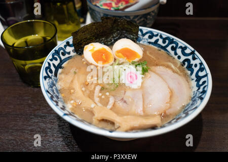 Les nouilles ramen japonais dans un bol Banque D'Images